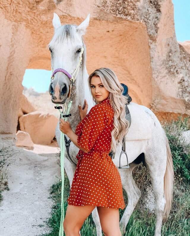 Maça mayolu şekilde giren Kinsey Wolanski'nin Instagram paylaşımları beğeni rekoru kırıyor