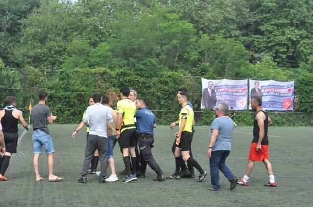 Maçta üç al kart çıkınca, hakemin üstüne yürüdüler