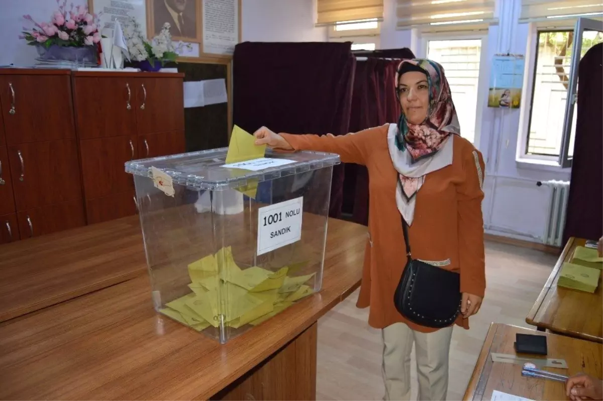 Kazada can veren muhtarın adina eşi seçildi