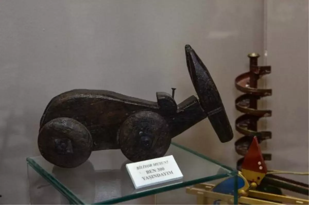 Oyuncak Müzesi'ndeki 300 yıllık tavşan ilgi görüyor