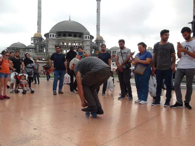 Rus turist Taksim'de 8.5 santimlik bisikletiyle ilgi odağı oldu