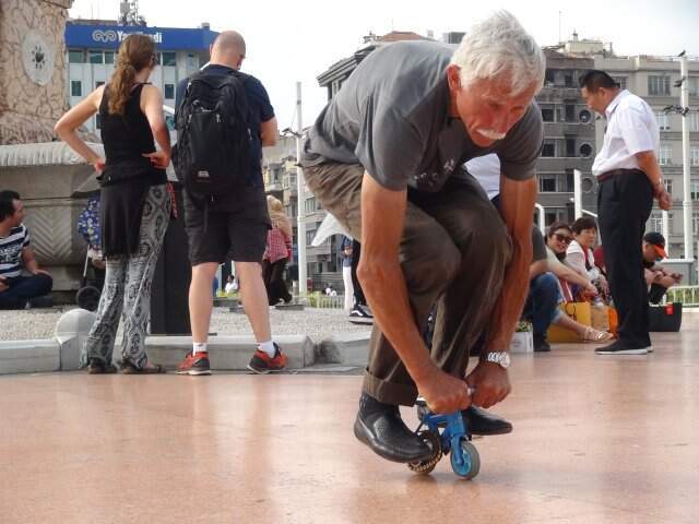 Rus turist Taksim'de 8.5 santimlik bisikletiyle ilgi odağı oldu