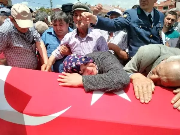 Şehit Ali Yılmaz, bayram ziyaretine gideceği memleketinde toprağa verildi Şehit Ali Yılmaz, bayram ziyaretine gideceği memleketinde toprağa verildi