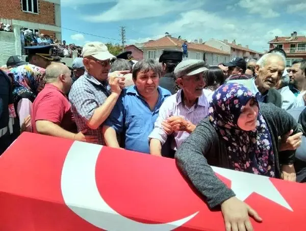 Şehit Ali Yılmaz, bayram ziyaretine gideceği memleketinde toprağa verildi Şehit Ali Yılmaz, bayram ziyaretine gideceği memleketinde toprağa verildi