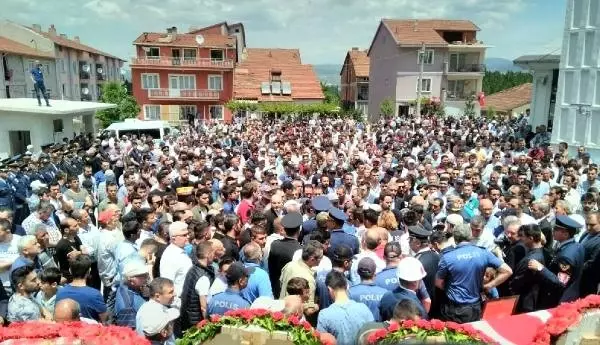 Şehit Ali Yılmaz, bayram ziyaretine gideceği memleketinde toprağa verildi Şehit Ali Yılmaz, bayram ziyaretine gideceği memleketinde toprağa verildi