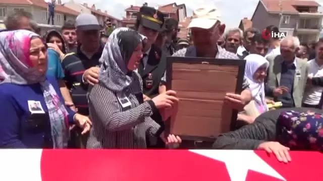 Simav şehidini ebediyete uğurladı Simav şehidini ebediyete uğurladı