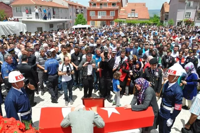 Simav şehidini ebediyete uğurladı Simav şehidini ebediyete uğurladı