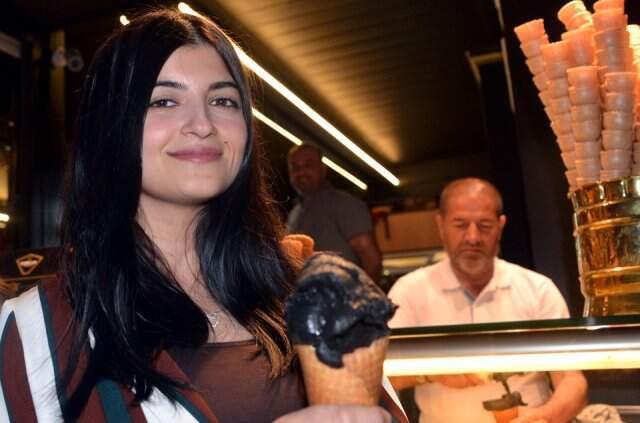 Siyah Maraş dondurması ürettildi! 7 ülkede satışa sunulacak