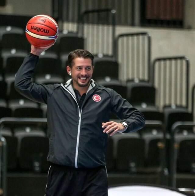 Sosyetik iyi naz Taşpınar, Daha önceki basketbolcu Kerem Tunçeri ile aşk yaşıyor