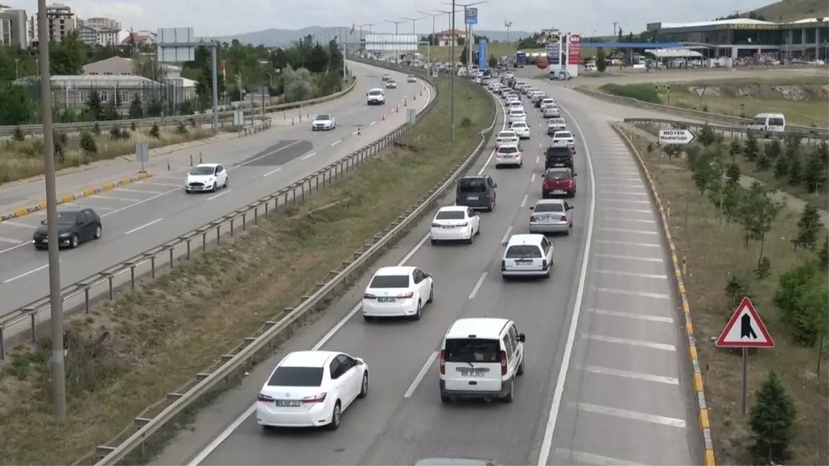 43 ilin geçiş noktası Kırıkkale'de trafik kilit!