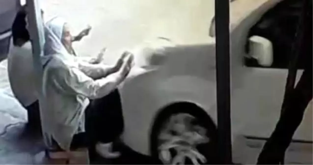 Adana'da korkunç kaza! toy sürücü kaldırımda oturan iki kadını bunun benzeri ezdi