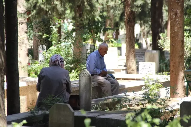 Bayram öncesi mezarlıklara akın