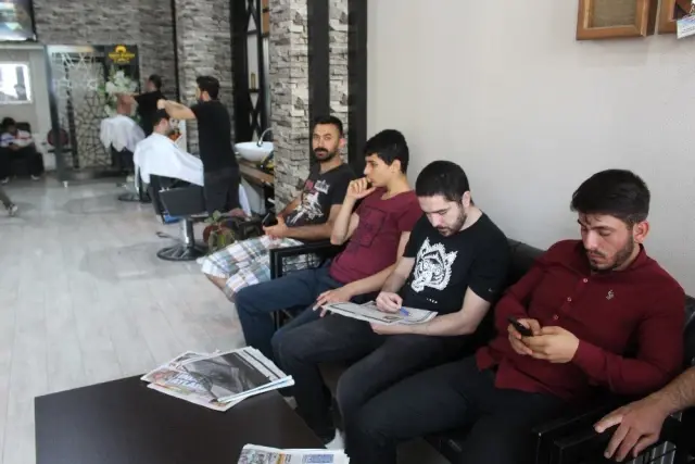 Bayram yoğunluğu yaşayan berberde randevu sistemi Bayram yoğunluğu yaşayan berberde randevu sistemi