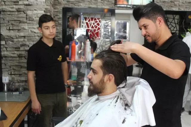 Bayram yoğunluğu yaşayan berberde randevu sistemi Bayram yoğunluğu yaşayan berberde randevu sistemi