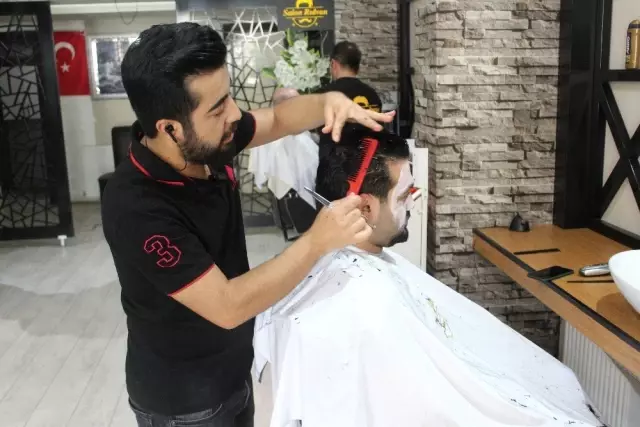 Bayram yoğunluğu yaşayan berberde randevu sistemi Bayram yoğunluğu yaşayan berberde randevu sistemi