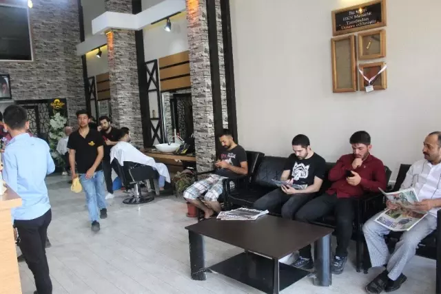 Bayram yoğunluğu yaşayan berberde randevu sistemi Bayram yoğunluğu yaşayan berberde randevu sistemi