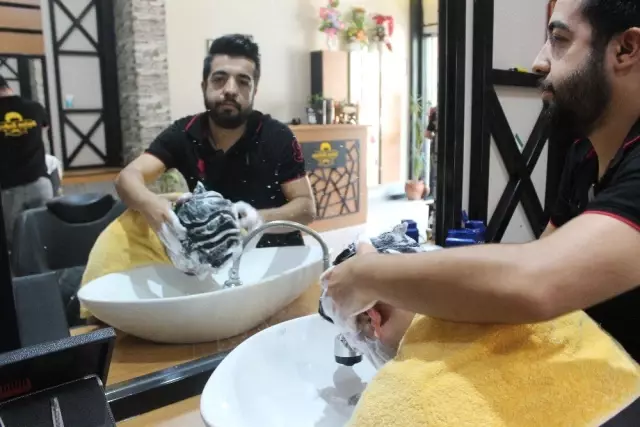 Bayram yoğunluğu yaşayan berberde randevu sistemi Bayram yoğunluğu yaşayan berberde randevu sistemi