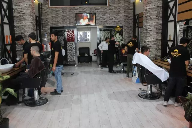 Bayram yoğunluğu yaşayan berberde randevu sistemi Bayram yoğunluğu yaşayan berberde randevu sistemi