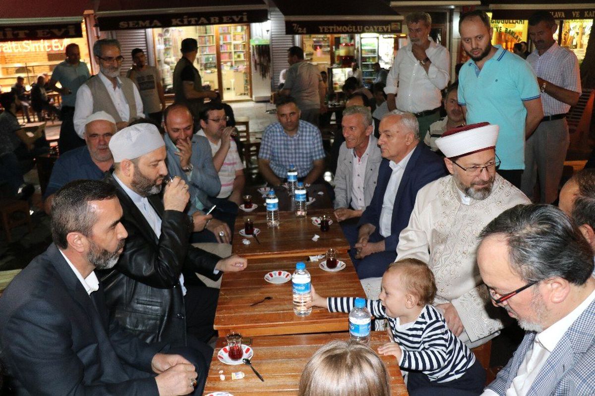 Diyanet İşleri Başkanı Sakarya'da Enderun Usulüyle son teravih namazını kıldırdı