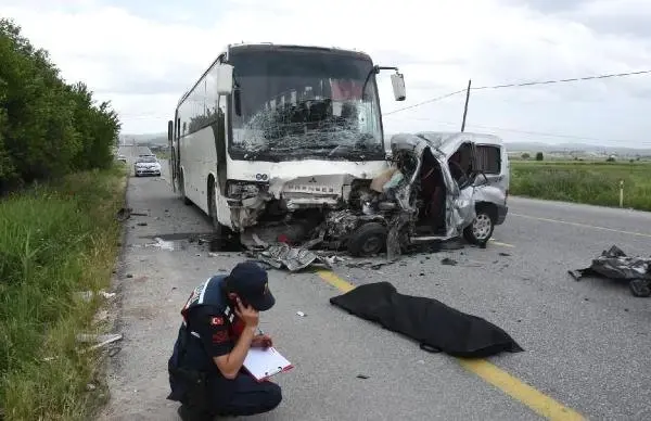 Hafif ticari araç, işçi otobüsüne çarptı: 1 ölü, 2 yaralı Hafif ticari araç, işçi otobüsüne çarptı: 1 ölü, 2 yaralı