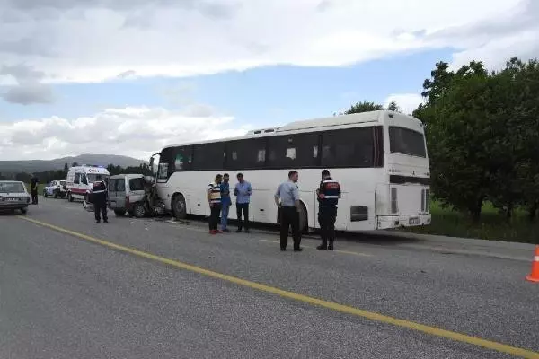 Hafif ticari araç, işçi otobüsüne çarptı: 1 ölü, 2 yaralı Hafif ticari araç, işçi otobüsüne çarptı: 1 ölü, 2 yaralı