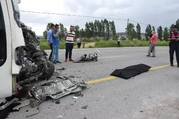Hafif ticari araç, işçi otobüsüne çarptı: 1 ölü, 2 yaralı Hafif ticari araç, işçi otobüsüne çarptı: 1 ölü, 2 yaralı