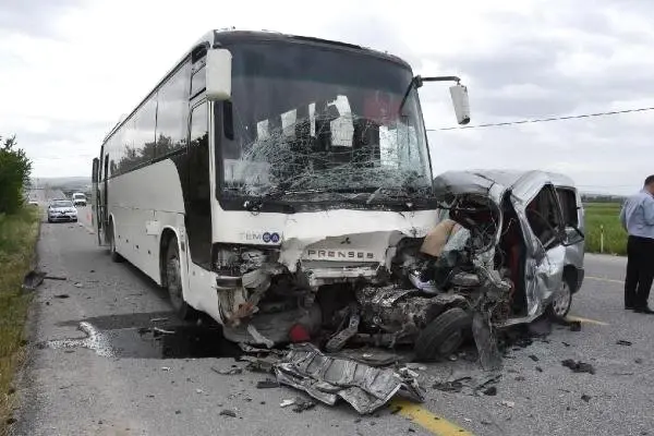 Hafif ticari araç, işçi otobüsüne çarptı: 1 ölü, 2 yaralı Hafif ticari araç, işçi otobüsüne çarptı: 1 ölü, 2 yaralı