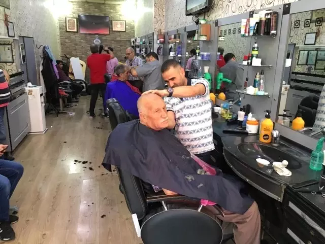 İzmir'de erkek kuaförlerinde bayram yoğunluğu başladı