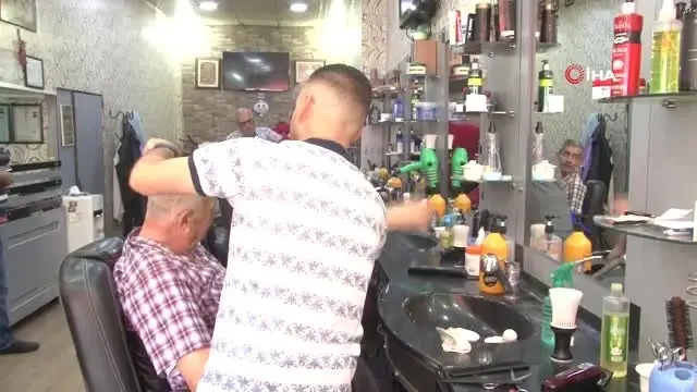 İzmir'de erkek kuaförlerinde bayram yoğunluğu başladı