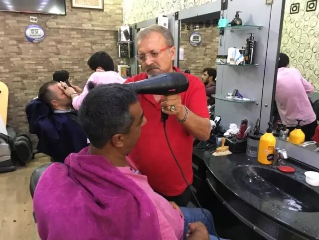 İzmir'de erkek kuaförlerinde bayram yoğunluğu başladı