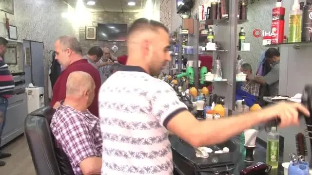 İzmir'de erkek kuaförlerinde bayram yoğunluğu başladı