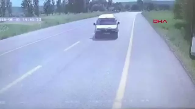 KÜTAHYA İşçi otobüsüne çarpan hafif ticari aracın sürücüsü öldü KÜTAHYA İşçi otobüsüne çarpan hafif ticari aracın sürücüsü öldü