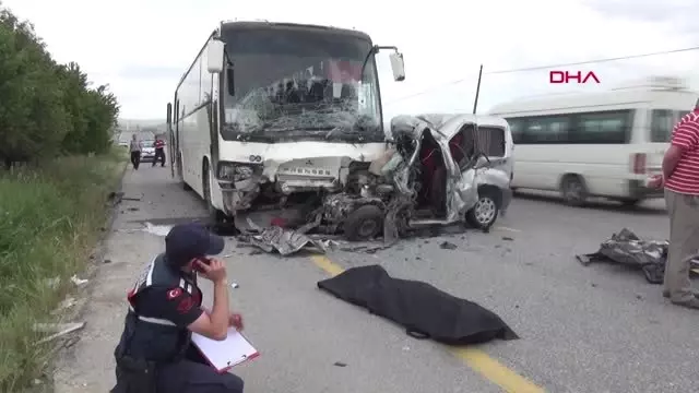 KÜTAHYA İşçi otobüsüne çarpan hafif ticari aracın sürücüsü öldü KÜTAHYA İşçi otobüsüne çarpan hafif ticari aracın sürücüsü öldü