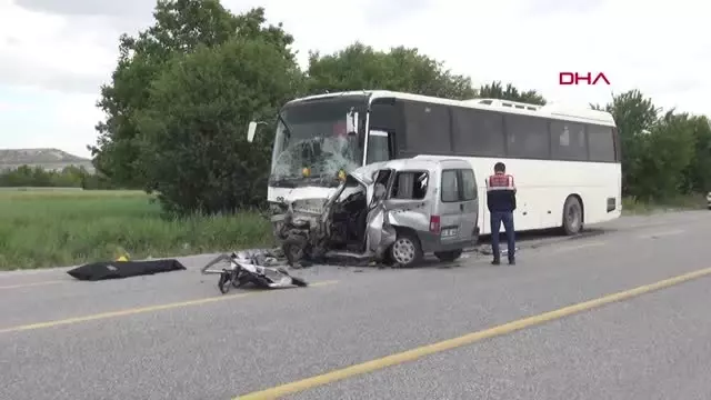KÜTAHYA İşçi otobüsüne çarpan hafif ticari aracın sürücüsü öldü KÜTAHYA İşçi otobüsüne çarpan hafif ticari aracın sürücüsü öldü