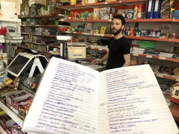 Manisa'da hayırseverler bakkallardaki veresiye defterlerini satın aldılar