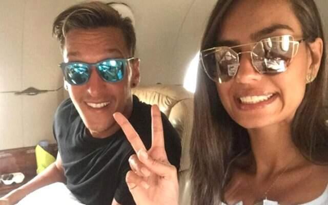 Mesut Özil'in nişanlısı Amine Gülşe, bekarlığa veda partisinde gözyaşlarına boğuldu