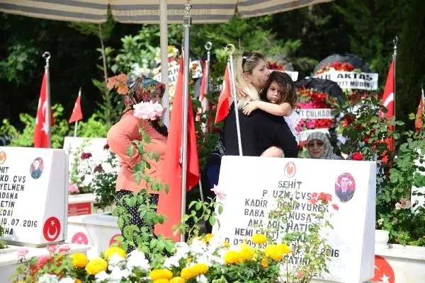 Şehit yakınları, şehitliklere akın etti