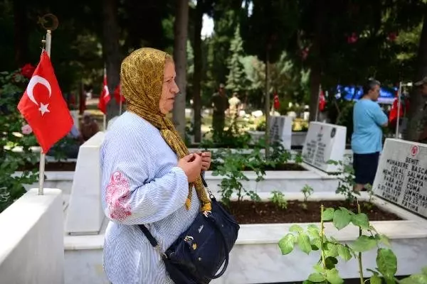 Şehit yakınları, şehitliklere akın etti