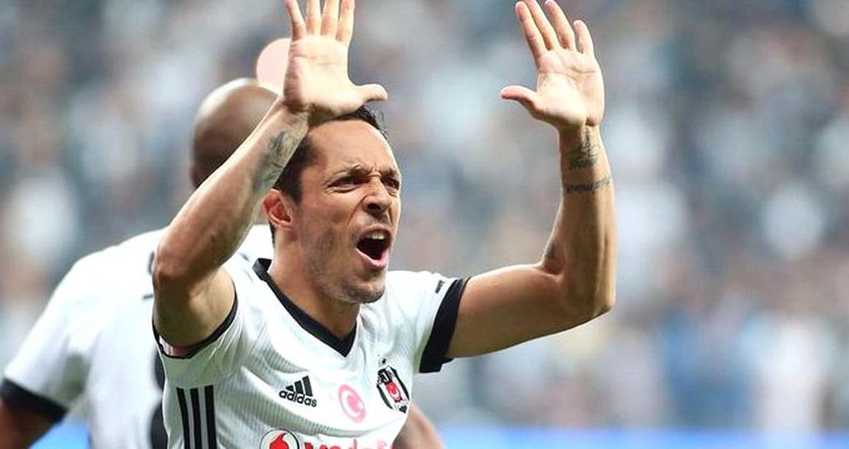Adriano, Sao Paulo ile anlaştığını açıkladı