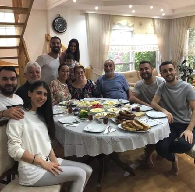 Arda Turan ve Aslıhan Doğan Turan çifti, ilk kez oğullarının fotoğrafını paylaştı