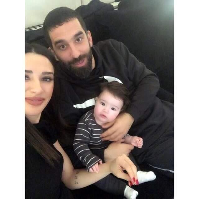 Arda Turan ve Aslıhan Doğan Turan çifti, ilk kez oğullarının fotoğrafını paylaştı