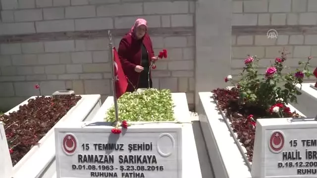 Bakan Selçuk'tan şehitlik ziyareti - İSTANBUL Bakan Selçuk'tan şehitlik ziyareti - İSTANBUL
