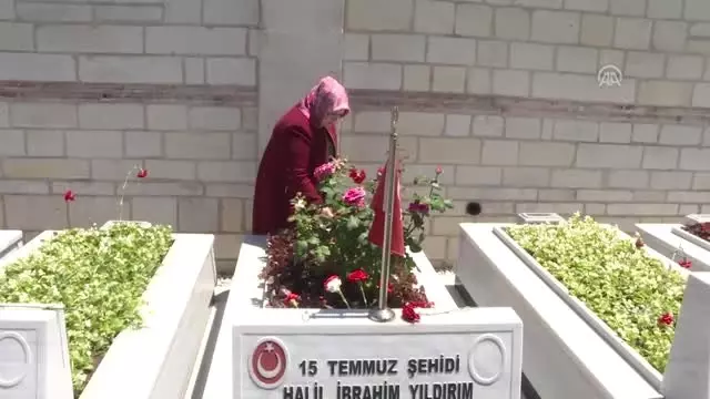 Bakan Selçuk'tan şehitlik ziyareti - İSTANBUL Bakan Selçuk'tan şehitlik ziyareti - İSTANBUL