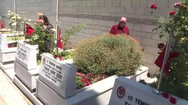 Bakan Selçuk'tan şehitlik ziyareti - İSTANBUL Bakan Selçuk'tan şehitlik ziyareti - İSTANBUL