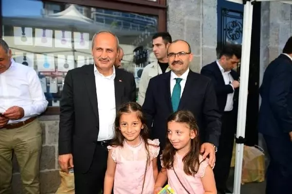 Bakan Turhan, hemşehrileri ile bayramlaştı Bakan Turhan, hemşehrileri ile bayramlaştı