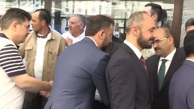 Bakan Turhan, vatandaşlarla bayramlaştı Bakan Turhan, vatandaşlarla bayramlaştı