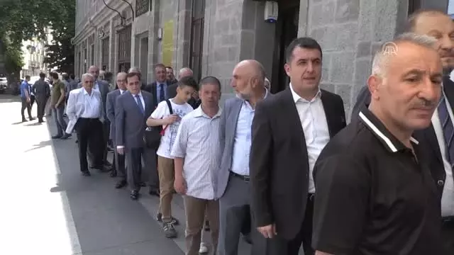 Bakan Turhan, vatandaşlarla bayramlaştı Bakan Turhan, vatandaşlarla bayramlaştı