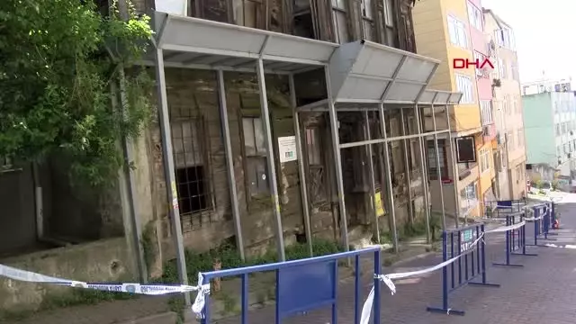 BEŞİKTAŞ'TA ÇÖKME TEHLİKESİ BULUNAN METRUK BİNA NEDENİYLE CADDE KAPATILDI