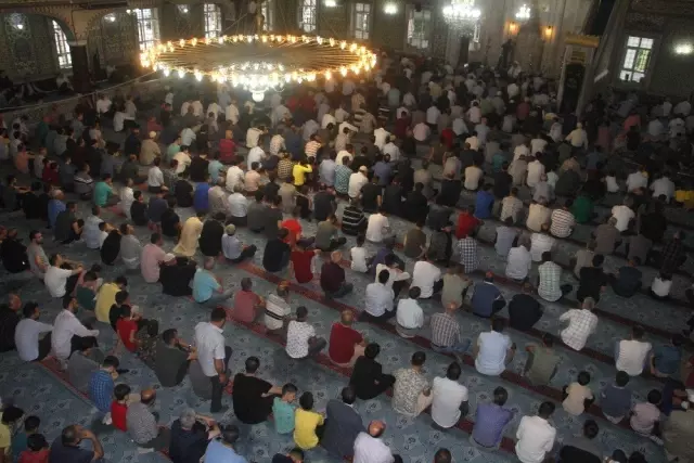 Elazığ'da bayram namazında camiler doldu Elazığ'da bayram namazında camiler doldu