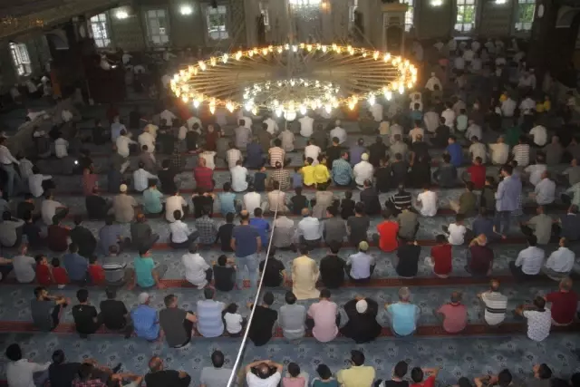Elazığ'da bayram namazında camiler doldu Elazığ'da bayram namazında camiler doldu